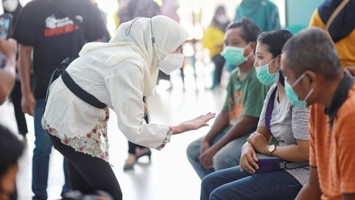 Berbagi Kebahagiaan, Bunda Fey Senam Bersama Pasien Posyandu Jiwa Waras 87 Kelurahan Ngampel Berbagi Kebahagiaan, Bunda Fey Senam Bersama Pasien Posyandu Jiwa Waras 87 Kelurahan Ngampel