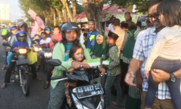Bagi-bagi Takjil Bersama Jurnalis, Polres Kediri Kota Ajak Anak Yatim Patroli Bagi-bagi Takjil Bersama Jurnalis, Polres Kediri Kota Ajak Anak Yatim Patroli