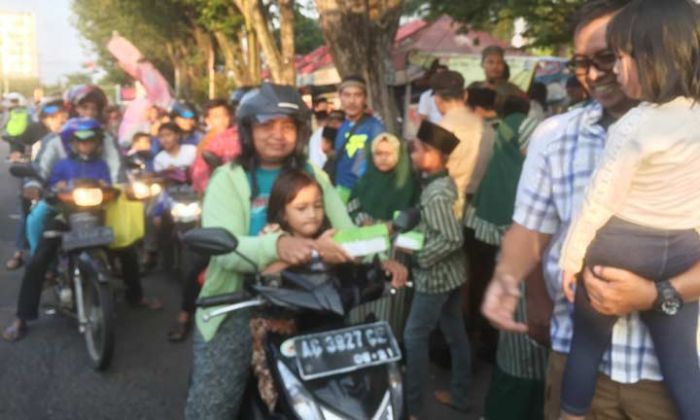 Bagi-bagi Takjil Bersama Jurnalis, Polres Kediri Kota Ajak Anak Yatim Patroli