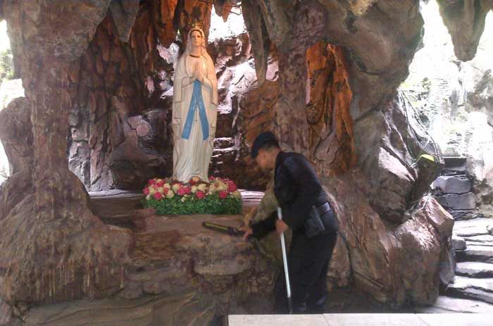 Datangkan Jibom, Polres Mojokerto Kota Sterilisasi 48 Gereja Datangkan Jibom, Polres Mojokerto Kota Sterilisasi 48 Gereja