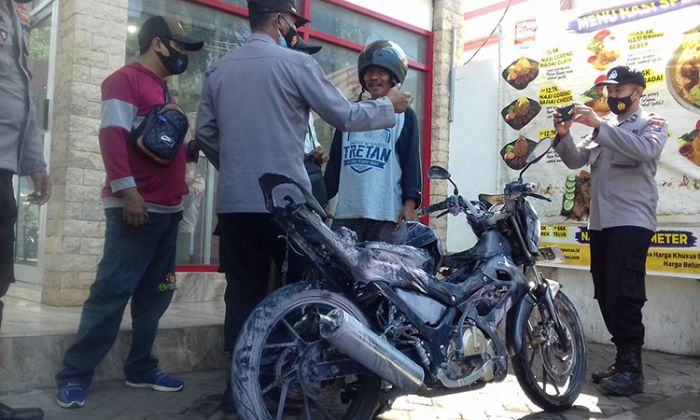 Ngisi Bensin di SPBU, Motor di Probolinggo Tiba-Tiba Terbakar Ngisi Bensin di SPBU, Motor di Probolinggo Tiba-Tiba Terbakar