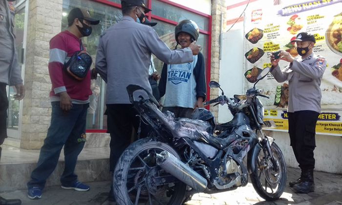 Ngisi Bensin di SPBU, Motor di Probolinggo Tiba-Tiba Terbakar