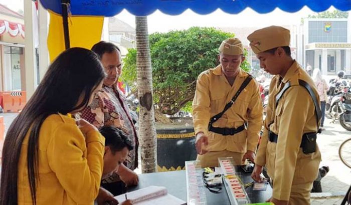 Peringati Dirgahayu RI ke-74, Polisi Sidoarjo Kenakan Busana Perjuangan Peringati Dirgahayu RI ke-74, Polisi Sidoarjo Kenakan Busana Perjuangan