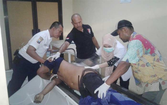 Pedagang Jeruk di Pasuruan Tewas Tersengat Listrik saat Layani Pembeli Pedagang Jeruk di Pasuruan Tewas Tersengat Listrik saat Layani Pembeli