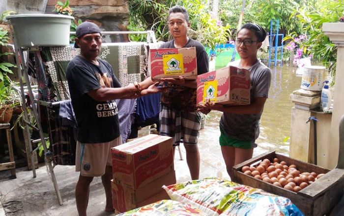 Ketua Fraksi Golkar Salurkan Bantuan Sembako untuk Korban Banjir Gempol Ketua Fraksi Golkar Salurkan Bantuan Sembako untuk Korban Banjir Gempol