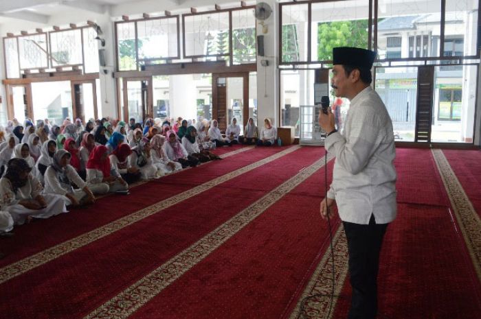 Sambari-Qosim Ajak ASN Pemkab Gresik Doa Bersama untuk Korban Lion Air JT-610 Sambari-Qosim Ajak ASN Pemkab Gresik Doa Bersama untuk Korban Lion Air JT-610