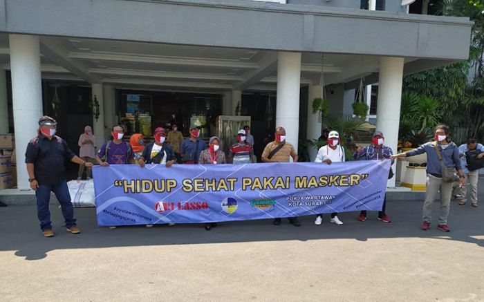 Ari Lasso Serahkan 10 Ribu Masker Merah Putih, Risma: Ini Bisa Berikan Semangat Lawan Covid-19 Ari Lasso Serahkan 10 Ribu Masker Merah Putih, Risma: Ini Bisa Berikan Semangat Lawan Covid-19