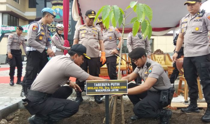 Wakapolda Jatim Lakukan Penanaman Pohon di Mako Baru Polresta Sidoarjo