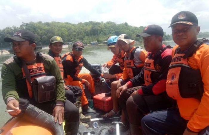 Perahu Terbalik, Tiga Penambang Pasir di Bojonegoro Tenggelam di Bengawan Solo Perahu Terbalik, Tiga Penambang Pasir di Bojonegoro Tenggelam di Bengawan Solo