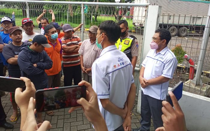 Protes Bau Busuk, Warga Gesing Tutup Saluran Limbah Pabrik Susu PT Etika Dairies Indonesia