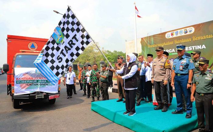 Gubernur Khofifah Lepas Keberangkatan 81 Truk Bantuan untuk Palestina Gubernur Khofifah Lepas Keberangkatan 81 Truk Bantuan untuk Palestina