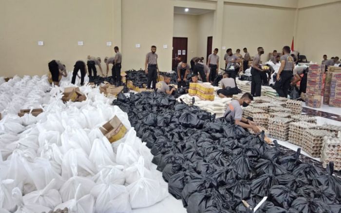 Polresta Sidoarjo Salurkan 3.600 Paket Sembako untuk Janda, Fakir Miskin, Warga Terdampak Covid-19 Polresta Sidoarjo Salurkan 3.600 Paket Sembako untuk Janda, Fakir Miskin, Warga Terdampak Covid-19