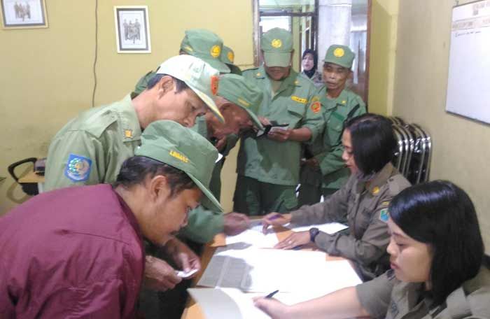 Insentif Bulanan Cair, 3100 Anggota Satlinmas Kota Malang Sambut Antusias Insentif Bulanan Cair, 3100 Anggota Satlinmas Kota Malang Sambut Antusias