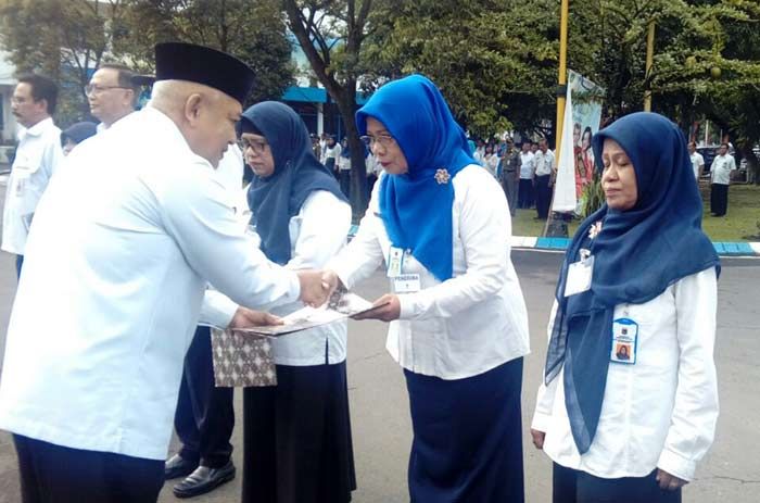 101 ASN Pemkab Malang Terima SK Pensiun 101 ASN Pemkab Malang Terima SK Pensiun