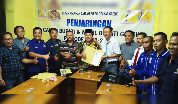 Tri Putro Utomo dan Alif Kembalikan Formulir Bakal Cabup di Golkar Gresik Tri Putro Utomo dan Alif Kembalikan Formulir Bakal Cabup di Golkar Gresik