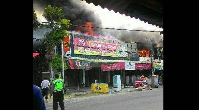 Swalayan di Jalan Sukodadi-Karanggeneng Lamongan Terbakar