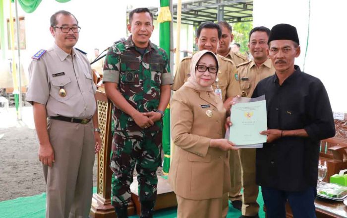 Bupati Jombang Serahkan Ribuan Sertifikat Tanah dari Program PTSL untuk Warga Desa Kebonagung Bupati Jombang Serahkan Ribuan Sertifikat Tanah dari Program PTSL untuk Warga Desa Kebonagung