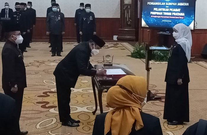 Lantik Lima Pejabat Pratama, Gubernur Khofifah Minta Tingkatkan Indeks Demokrasi Lantik Lima Pejabat Pratama, Gubernur Khofifah Minta Tingkatkan Indeks Demokrasi