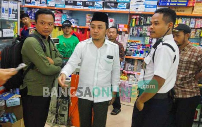 Putar Lagu Genjer-genjer, Swalayan di Ngawi Didatangi Banser dan Anggota Dewan Putar Lagu Genjer-genjer, Swalayan di Ngawi Didatangi Banser dan Anggota Dewan
