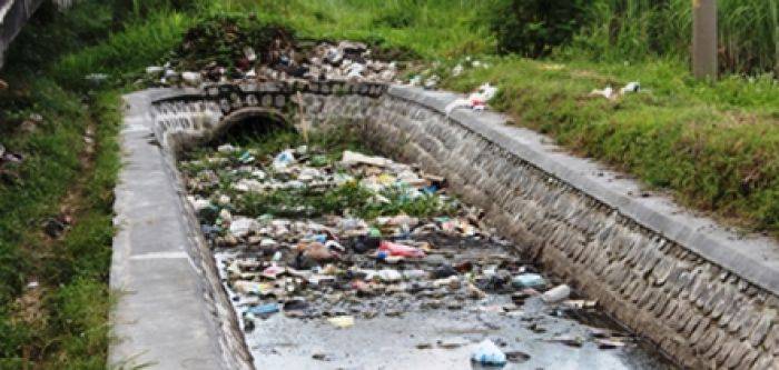 Warga Anggaswangi Sidoarjo Keluhkan Sampah Menumpuk di Sungai
