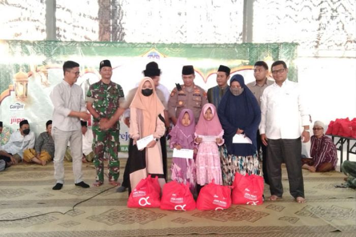 CSR JIIPE Peduli Bagikan 700 Paket Lebaran untuk Warga Sekitar Kawasan CSR JIIPE Peduli Bagikan 700 Paket Lebaran untuk Warga Sekitar Kawasan