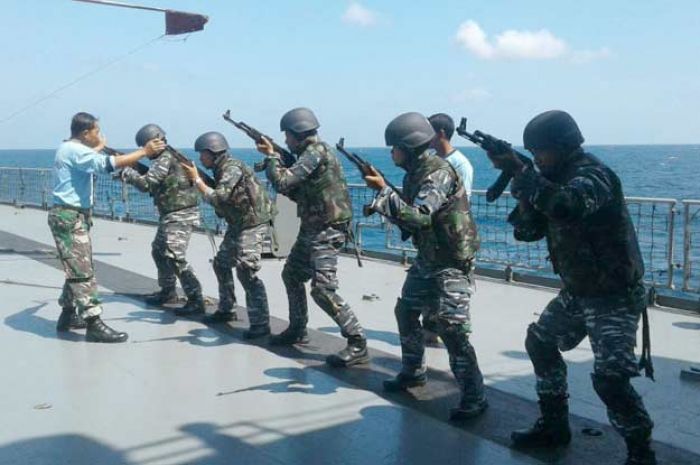 Prajurit KRI Teluk Banten Berlatih VBSS di Laut Prajurit KRI Teluk Banten Berlatih VBSS di Laut