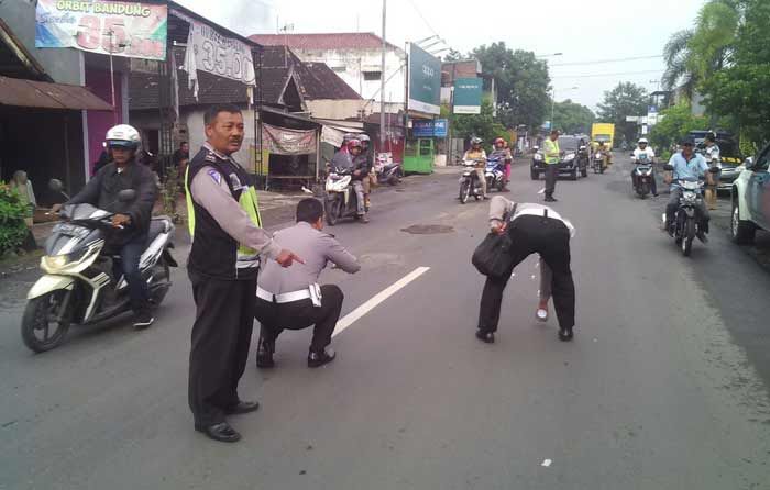 Nenek Tewas Ditabrak Motor di depan Rumah Tetangganya Nenek Tewas Ditabrak Motor di depan Rumah Tetangganya