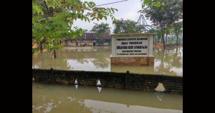 Hari Kedua Banjir Bojonegoro, Sekolah masih Diliburkan Hari Kedua Banjir Bojonegoro, Sekolah masih Diliburkan