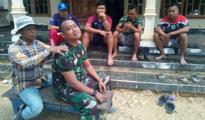Istirahat Siang, Satgas TMMD Sampang Lepas Lelah dengan Pijat-memijat Istirahat Siang, Satgas TMMD Sampang Lepas Lelah dengan Pijat-memijat