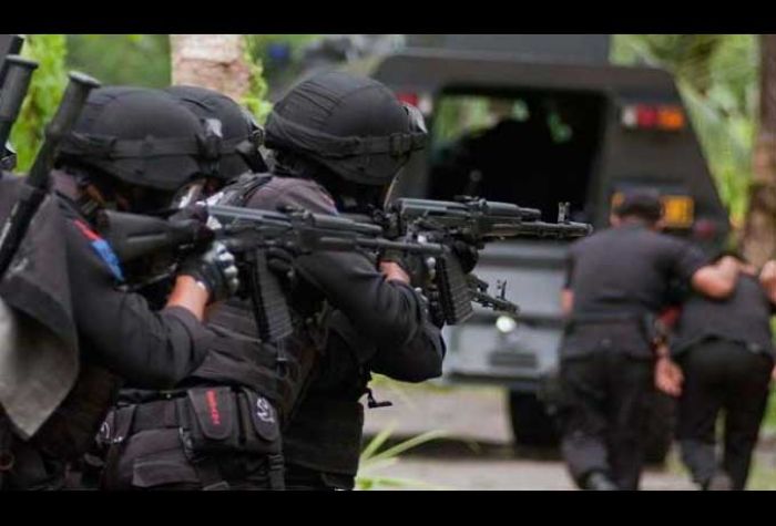 Baku Tembak antara Densus 88 dan Terduga Teroris di Manukan Kulon Surabaya, 1 Tewas