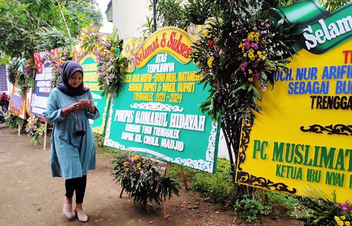 Posko Pemenangan Ipin - Syah Banjir Karangan Bunga Ucapan Selamat