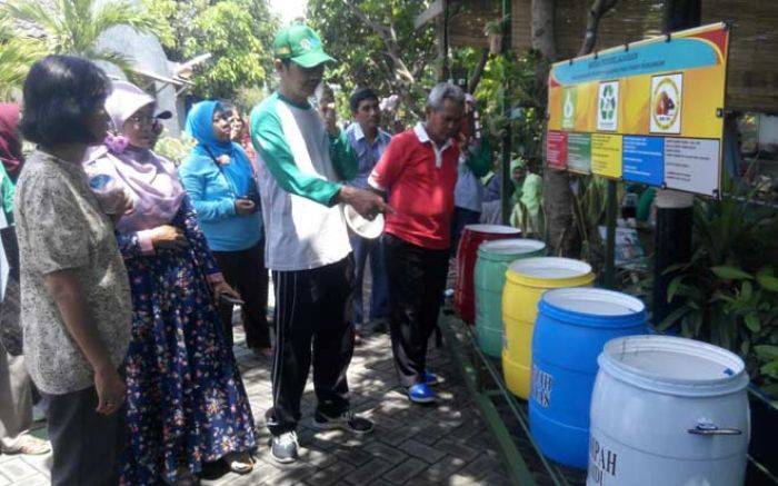 Punya Bank Sampah, Pengurus RT Perumahan di Sidoarjo Biayai Taman Baca Punya Bank Sampah, Pengurus RT Perumahan di Sidoarjo Biayai Taman Baca