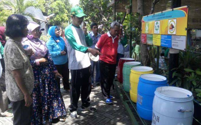 Punya Bank Sampah, Pengurus RT Perumahan di Sidoarjo Biayai Taman Baca