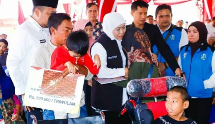 Salurkan 10 Jenis Bansos di Sampang, Gubernur Khofifah Dorong Pemberdayaan Berkelanjutan Salurkan 10 Jenis Bansos di Sampang, Gubernur Khofifah Dorong Pemberdayaan Berkelanjutan