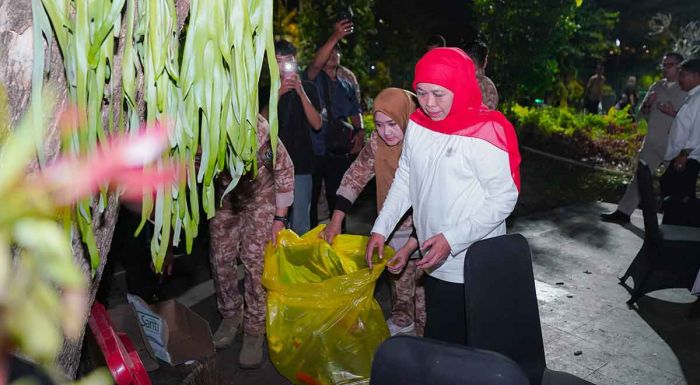 Gubernur Khofifah Turun Tangan Bersihkan Taman Apsari Usai Pesta Rakyat HUT ke-80 RI Gubernur Khofifah Turun Tangan Bersihkan Taman Apsari Usai Pesta Rakyat HUT ke-80 RI