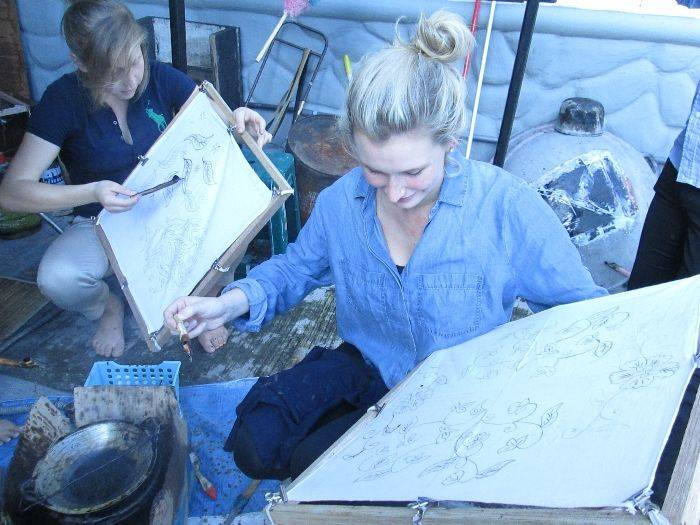 Mahasiswa Australi di Ubaya Belajar Membatik