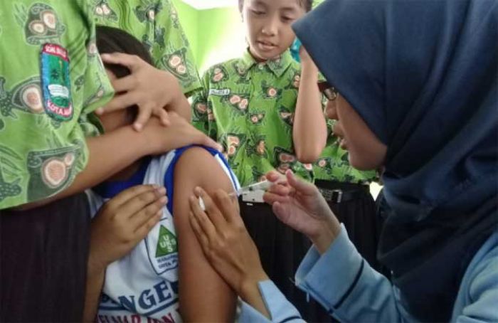 Orang Tua di Blitar Tolak Anaknya Diimunisasi MR Orang Tua di Blitar Tolak Anaknya Diimunisasi MR