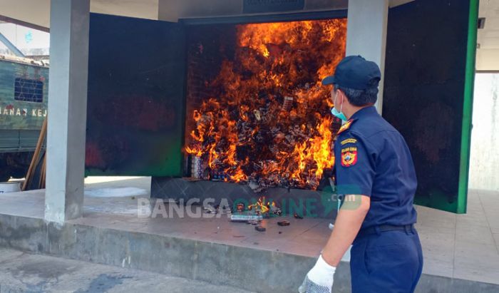 Bea Cukai Blitar Musnahkan Barang Hasil Penindakan Senilai Rp 595 Juta Bea Cukai Blitar Musnahkan Barang Hasil Penindakan Senilai Rp 595 Juta