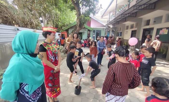 Gelar Karya P5 Tema Bhineka Tunggal Ika, SD Emaus Kediri Ajak Siswa Bermain Permainan Tradisional Gelar Karya P5 Tema Bhineka Tunggal Ika, SD Emaus Kediri Ajak Siswa Bermain Permainan Tradisional