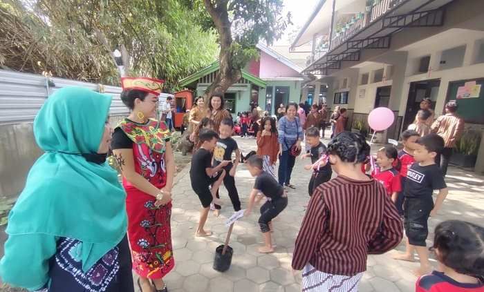 Gelar Karya P5 Tema Bhineka Tunggal Ika, SD Emaus Kediri Ajak Siswa Bermain Permainan Tradisional