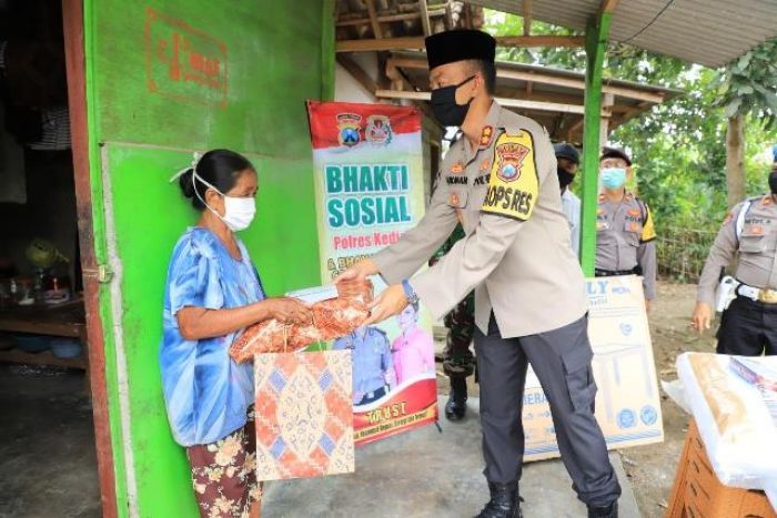 Peduli Covid-19, Kapolres Terjun Langsung Bagikan Sembako Kepada Masyarakat Kurang Mampu