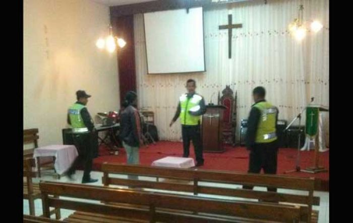 Jajaran Polres Batu Sisir Gereja Selama Perayaan Misa Paskah Jajaran Polres Batu Sisir Gereja Selama Perayaan Misa Paskah