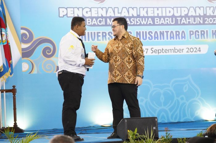 Interupsi Sambutan Bupati Kediri, Mahasiswa ini Justru Diberi Handphone Interupsi Sambutan Bupati Kediri, Mahasiswa ini Justru Diberi Handphone