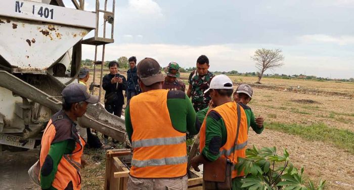 TMMD ke-126 Sidoarjo Pasang PJU di Kedondong TMMD ke-126 Sidoarjo Pasang PJU di Kedondong
