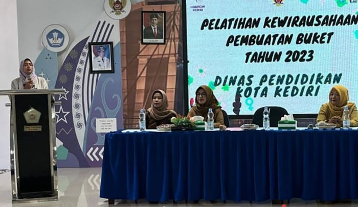 Beri Bekal Kewirausahaan, Bunda Fey Buka Pelatihan Pembuatan Buket Beri Bekal Kewirausahaan, Bunda Fey Buka Pelatihan Pembuatan Buket