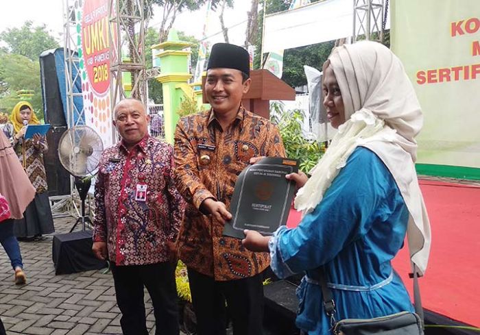 BPN Serahkan Sertipikat Tanah Kepada UKM Pamekasan BPN Serahkan Sertipikat Tanah Kepada UKM Pamekasan
