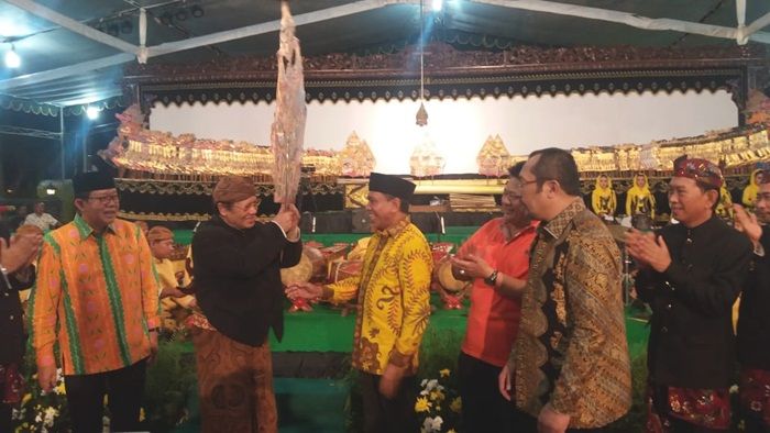 Wayangan di Depan DPRD Jatim, Golkar Sampaikan Pesan Moral Bagi Kader Wayangan di Depan DPRD Jatim, Golkar Sampaikan Pesan Moral Bagi Kader