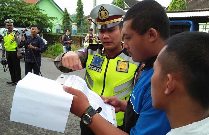 Kena Tilang, Pelajar di Blitar Minta Polisi Tunjukkan Surat Tugas