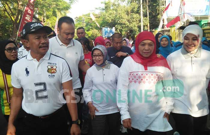 Mensos Khofifah Jalan Santai Bareng Ribuan Warga Jombang Mensos Khofifah Jalan Santai Bareng Ribuan Warga Jombang