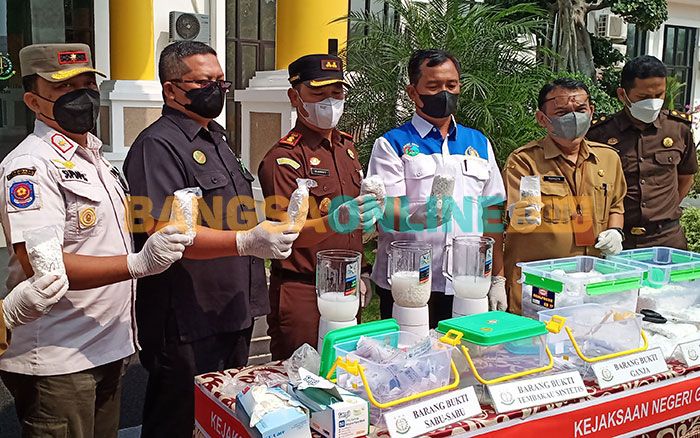 Kejari Gresik Musnahkan Barang Bukti Narkoba Senilai Ratusan Juta Rupiah Kejari Gresik Musnahkan Barang Bukti Narkoba Senilai Ratusan Juta Rupiah
